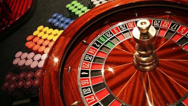 roulette-wheel-with-various-chips-t0q09kq1xxna47c1